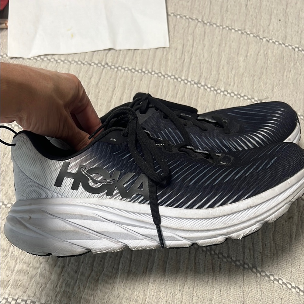 HOKA women’s Black and White Running Shoes rincon size 8.5